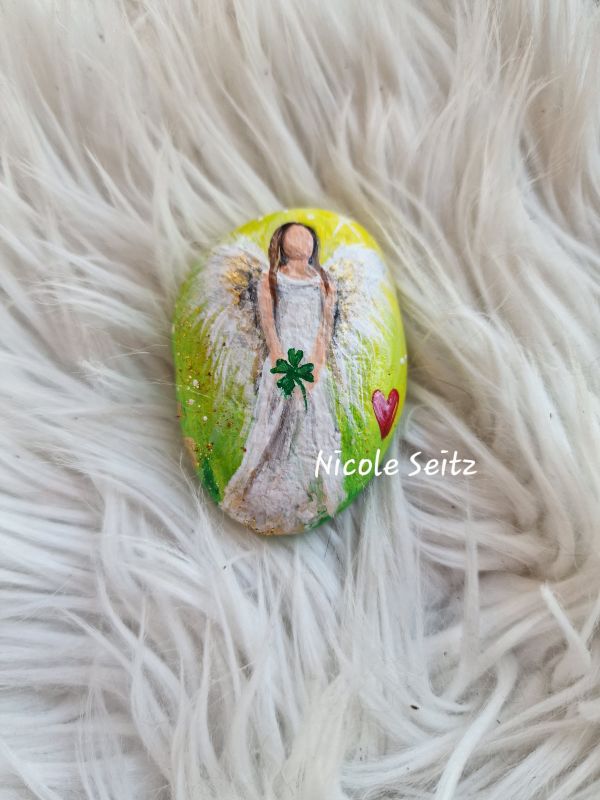 Glücksengel auf Stein gemalt * 6 x 4,5 x 2 cm * Grün-Weiß * Herz Kleeblatt